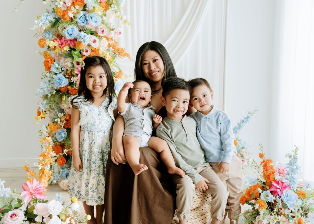 motherhood-minis-photographer-Winnipeg-studio
