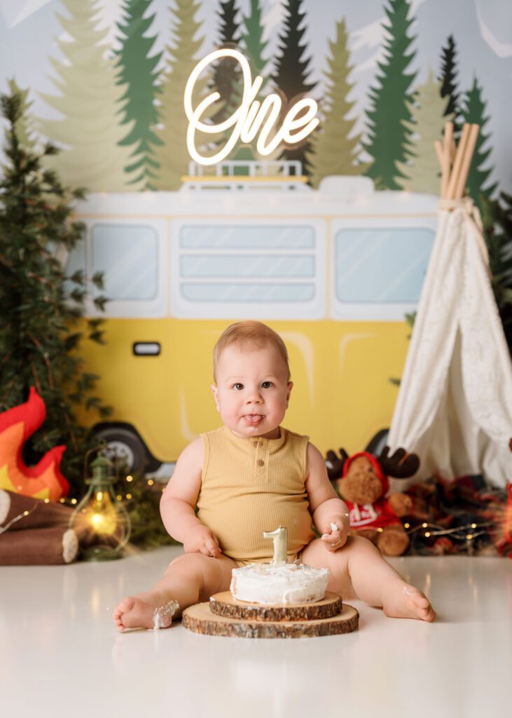 one-year-old-boy-cake-smash-Winnipeg