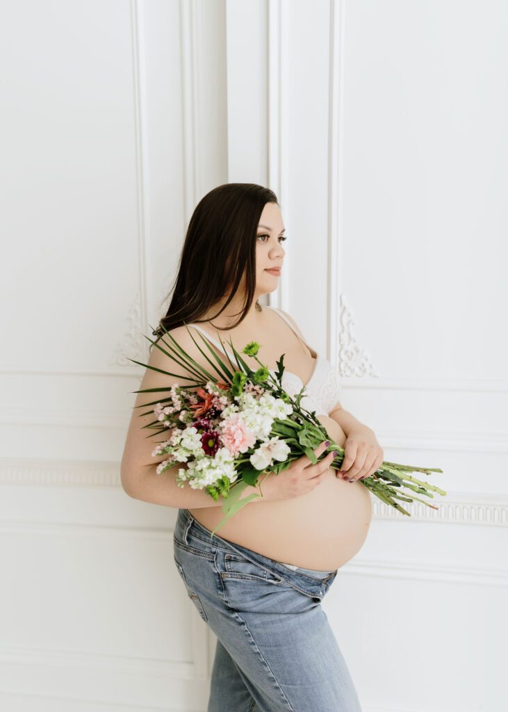 Winnipeg maternity photographer with a fresh floral bouquet