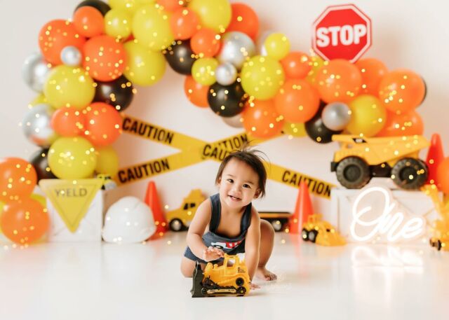 Baby Benny absolutely nailed his cake smash session! 😍 He’s in love with the background I designed for him, capturing lots of precious smiles. 😀Swipe ➡️ to see his adorable newborn photo and his mom’s stunning maternity.🤩